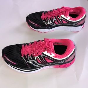 Saucony Womens Triumph ISO Running Shoe Black/Pink